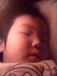 睡眠中の子供