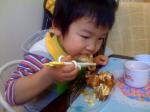 たこやきを食べる子供