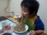 そばを食べる子供