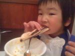 食事中の子供