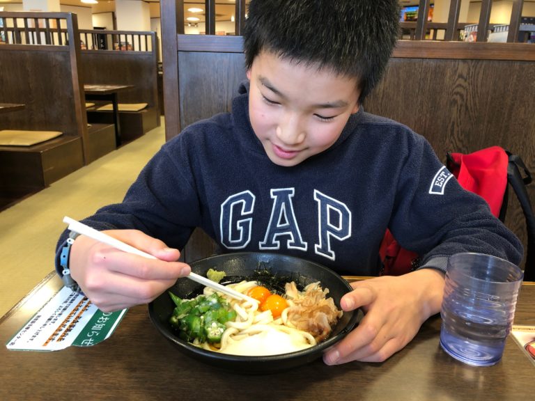 銭湯で食事をする子ども