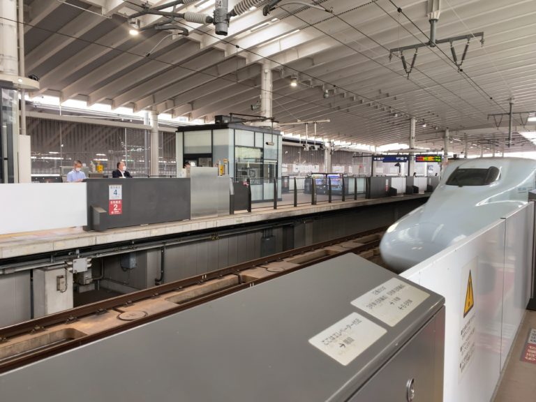 新幹線と駅のホーム