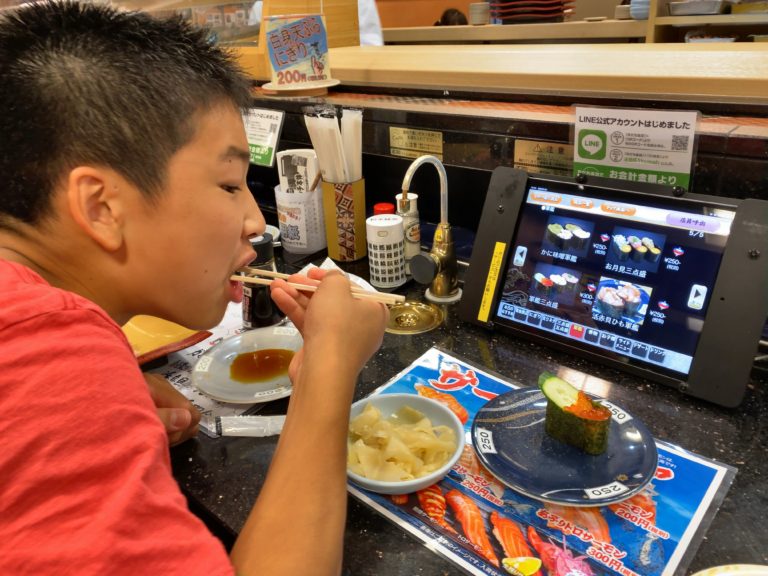 寿司を食べる子ども